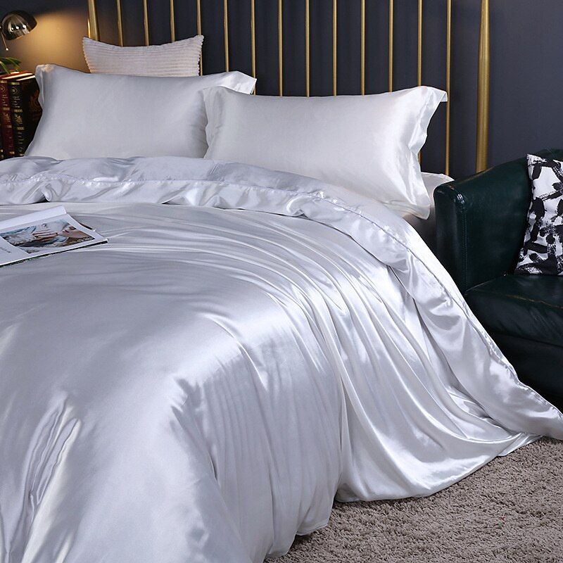 Silk bedding set featuring thermoregulatory properties for luxurious year-round comfort, designed for a restful sleep experience. 0